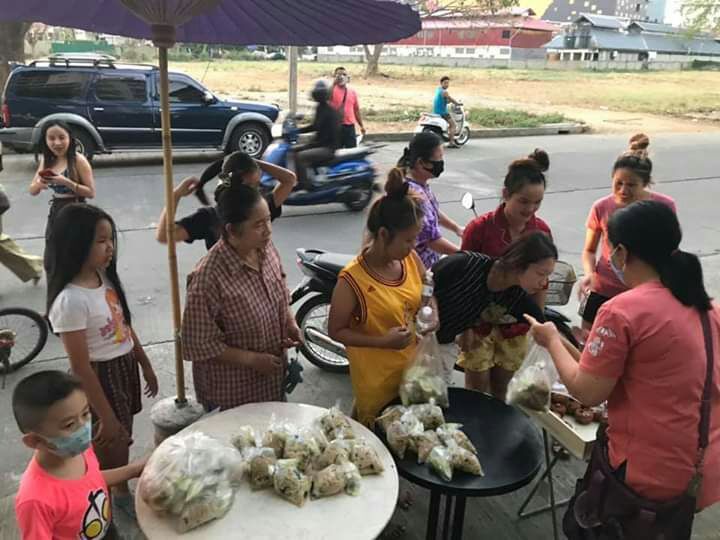 น้ำใจสู้ภัยไวรัส "เชียงใหม่" เปิดแจกอาหารช่วยคนขาดรายได้ 