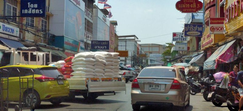 “นนทบุรี” ห้างเงียบ-ตลาดสดคึกคัก คนแห่ตุนเสบียง