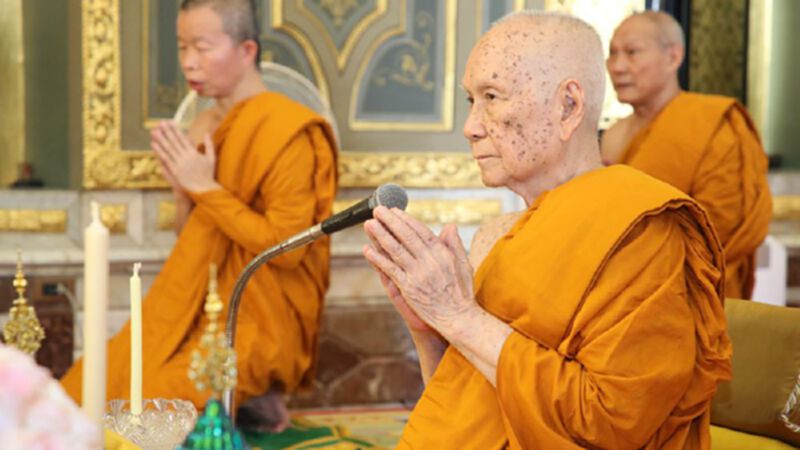สมเด็จพระสังฆราชฯนำสวดมนต์ให้กำลังใจเจ้าหน้าที่-ปัดเป่าโรคระบาด สมเด็จพระสังฆราชฯนำสวดมนต์ให้กำลังใจเจ้าหน้าที่-ปัดเป่าโรคระบาด