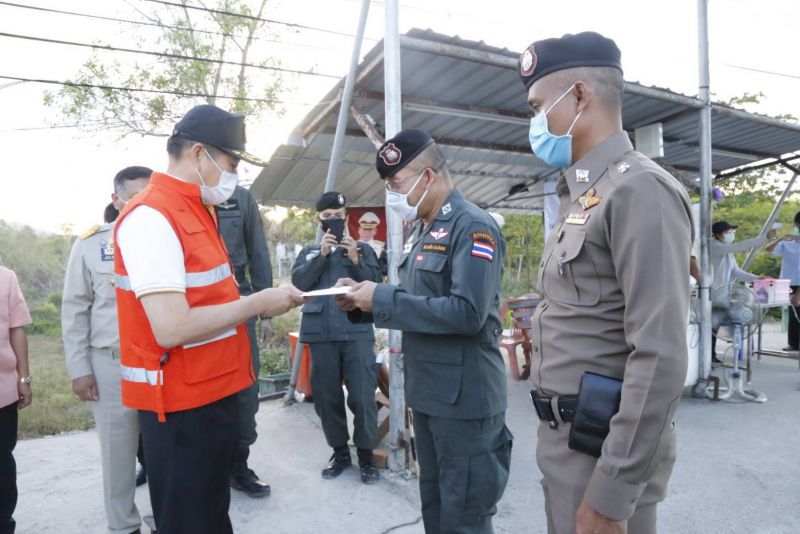 มท. 2 ให้กำลังใจเจ้าหน้าที่ คุมเข้มด่านคัดกรอง