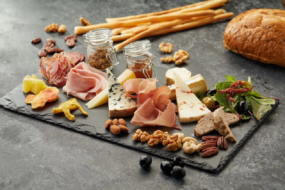 Silver Voyage Clubปรับกลยุทธ์สู้โควิดส่งอาหารพรีเมียมด้วยรถลิมูซีนปลอดเชื้อ