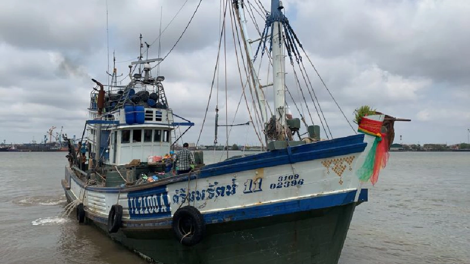 เรือสินค้าซิ่งชนเรือประมงหักกลางท่อนแล้วเผ่นหนี