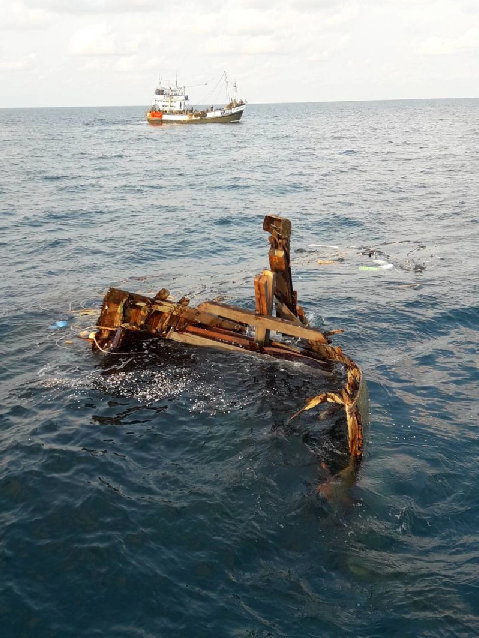 เรือสินค้าซิ่งชนเรือประมงหักกลางท่อนแล้วเผ่นหนี