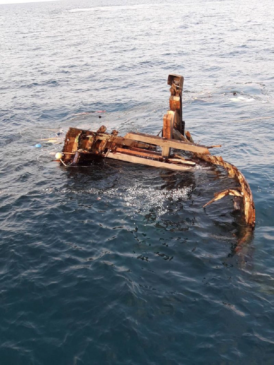 เรือสินค้าซิ่งชนเรือประมงหักกลางท่อนแล้วเผ่นหนี