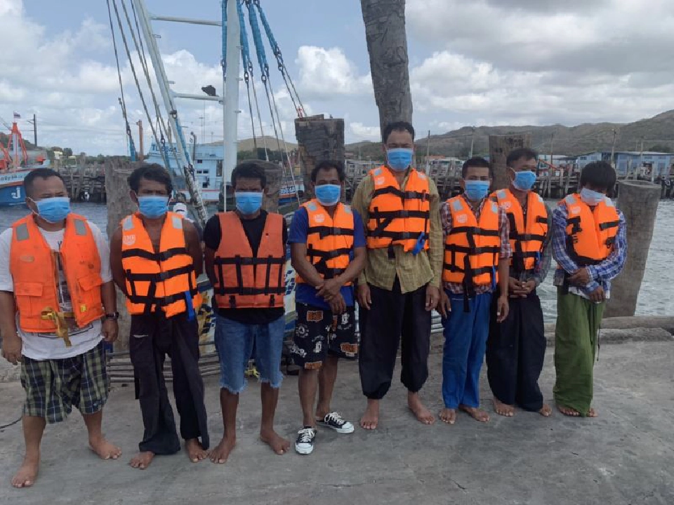 เรือสินค้าซิ่งชนเรือประมงหักกลางท่อนแล้วเผ่นหนี