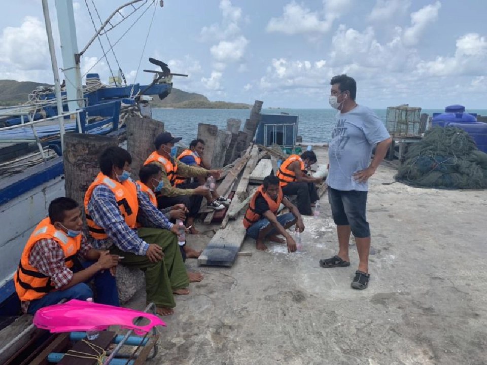 เรือสินค้าซิ่งชนเรือประมงหักกลางท่อนแล้วเผ่นหนี