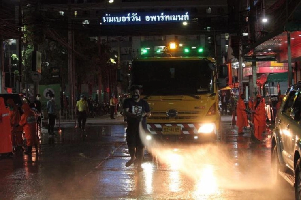 กองทัพบก ลงพื้นที่พ่นยาฆ่าเชื้อโควิด ตลาดนัมเบอร์วัน