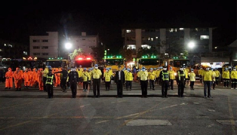 กองทัพบก ลงพื้นที่พ่นยาฆ่าเชื้อโควิด ตลาดนัมเบอร์วัน