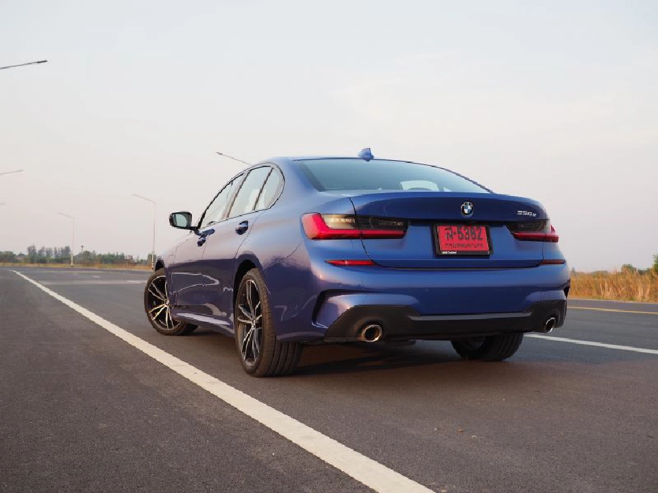 ลองขับ BMW 330e เสียบปลั๊กสมรรถนะโหด