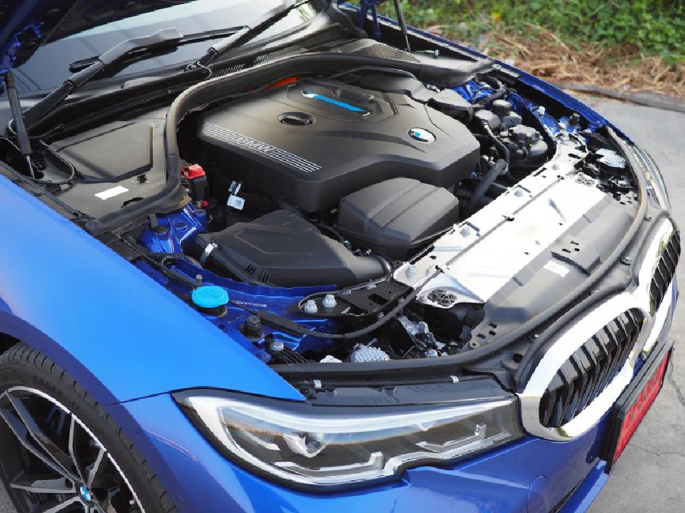ลองขับ BMW 330e เสียบปลั๊กสมรรถนะโหด