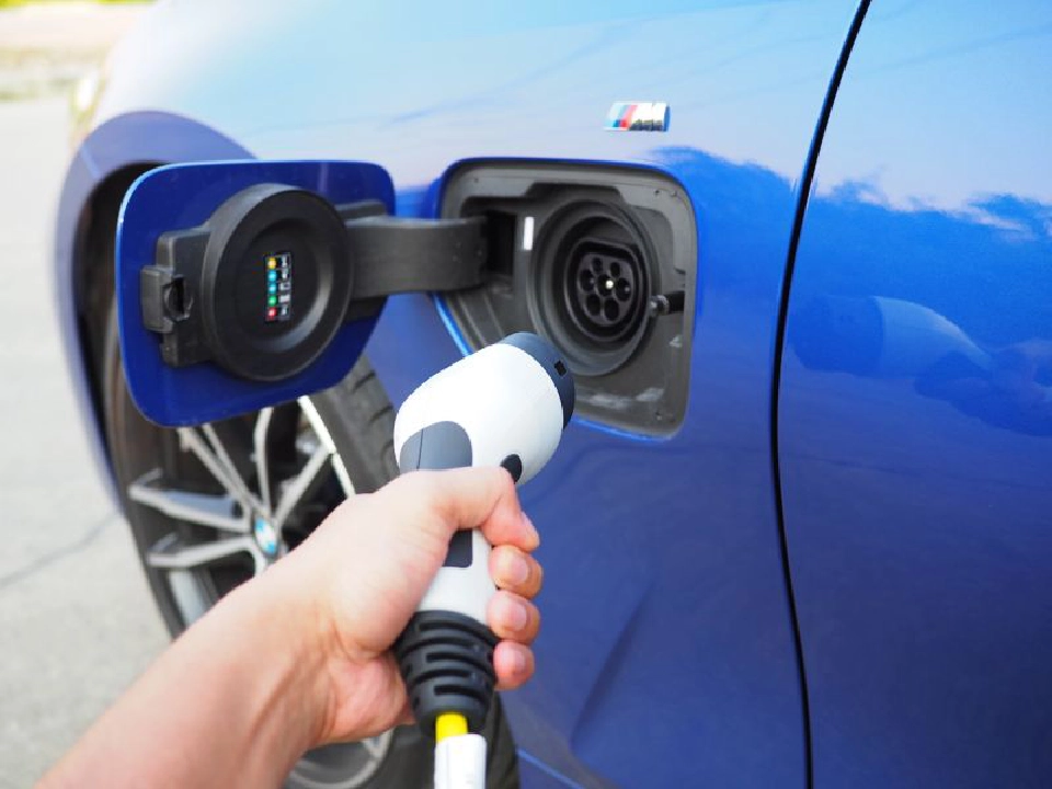 ลองขับ BMW 330e เสียบปลั๊กสมรรถนะโหด