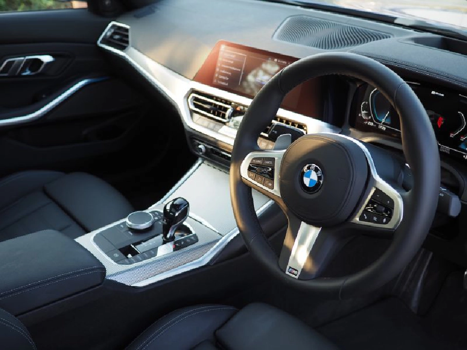 ลองขับ BMW 330e เสียบปลั๊กสมรรถนะโหด