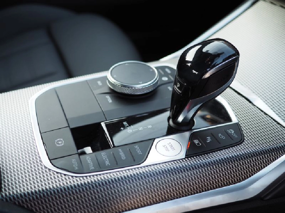 ลองขับ BMW 330e เสียบปลั๊กสมรรถนะโหด