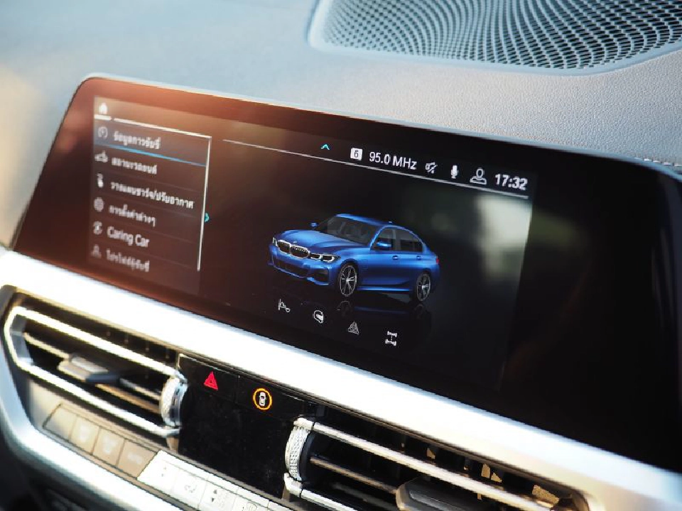 ลองขับ BMW 330e เสียบปลั๊กสมรรถนะโหด