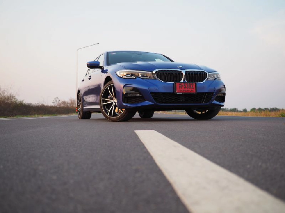 ลองขับ BMW 330e เสียบปลั๊กสมรรถนะโหด