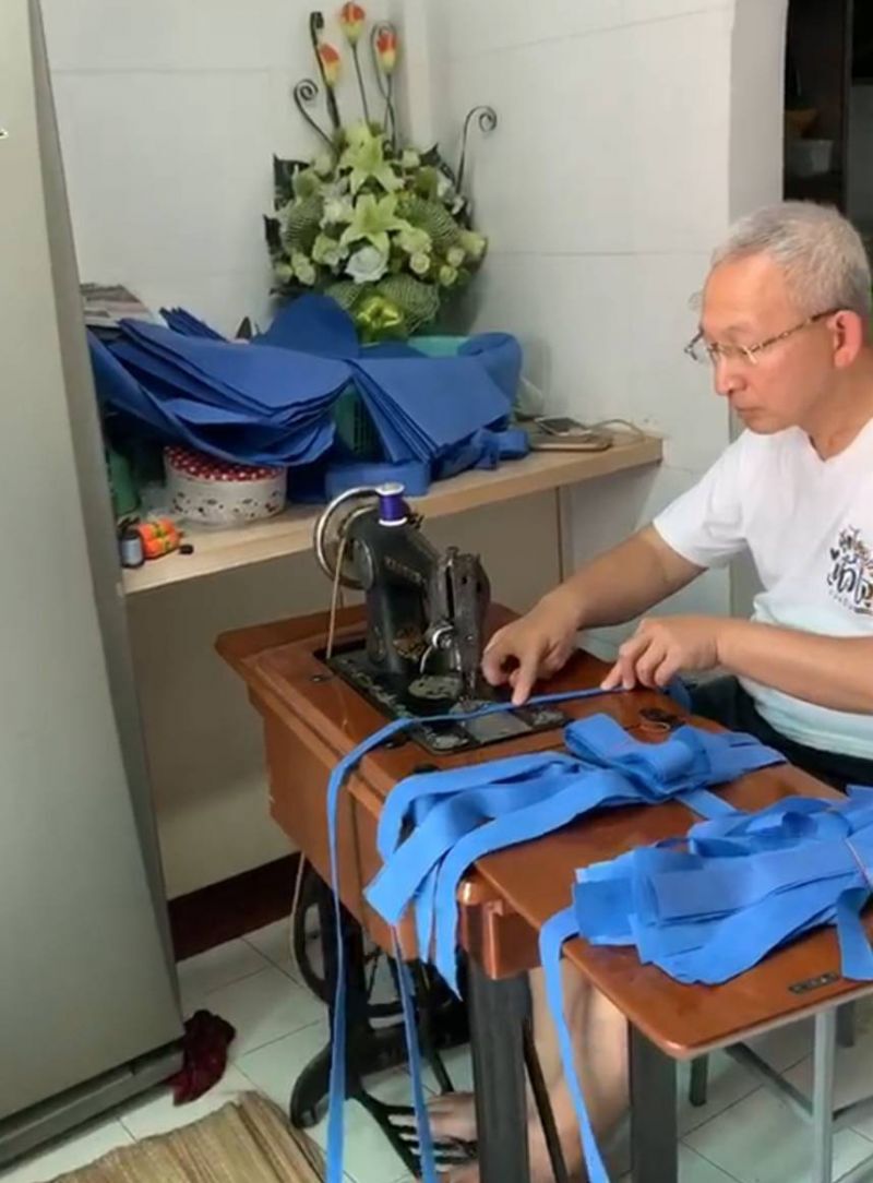 ประทับใจ "หมออุดม" นั่งเย็บถุงสวมเท้าให้ทีมแพทย์ 