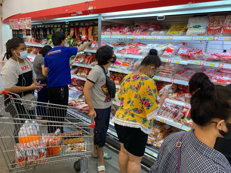 แห่กักตุนอาหาร เหตุข่าวลือเคอร์ฟิว 24 ชั่วโมง