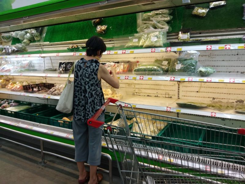 แห่กักตุนอาหาร เหตุข่าวลือเคอร์ฟิว 24 ชั่วโมง
