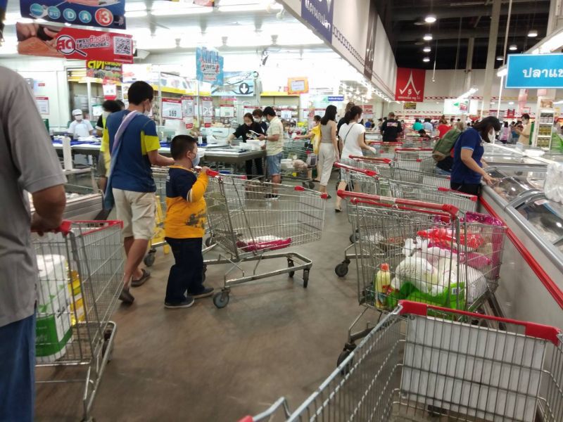 แห่กักตุนอาหาร เหตุข่าวลือเคอร์ฟิว 24 ชั่วโมง
