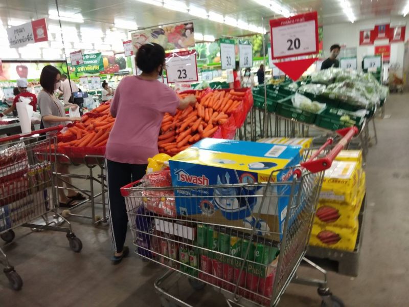 แห่กักตุนอาหาร เหตุข่าวลือเคอร์ฟิว 24 ชั่วโมง