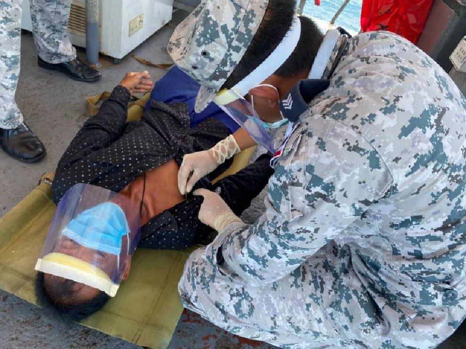 เรือ ต.96 ช่วยชีวิตไต๋เรือโชคกิตติศาสน์ขึ้นฝั่งปลอดภัย