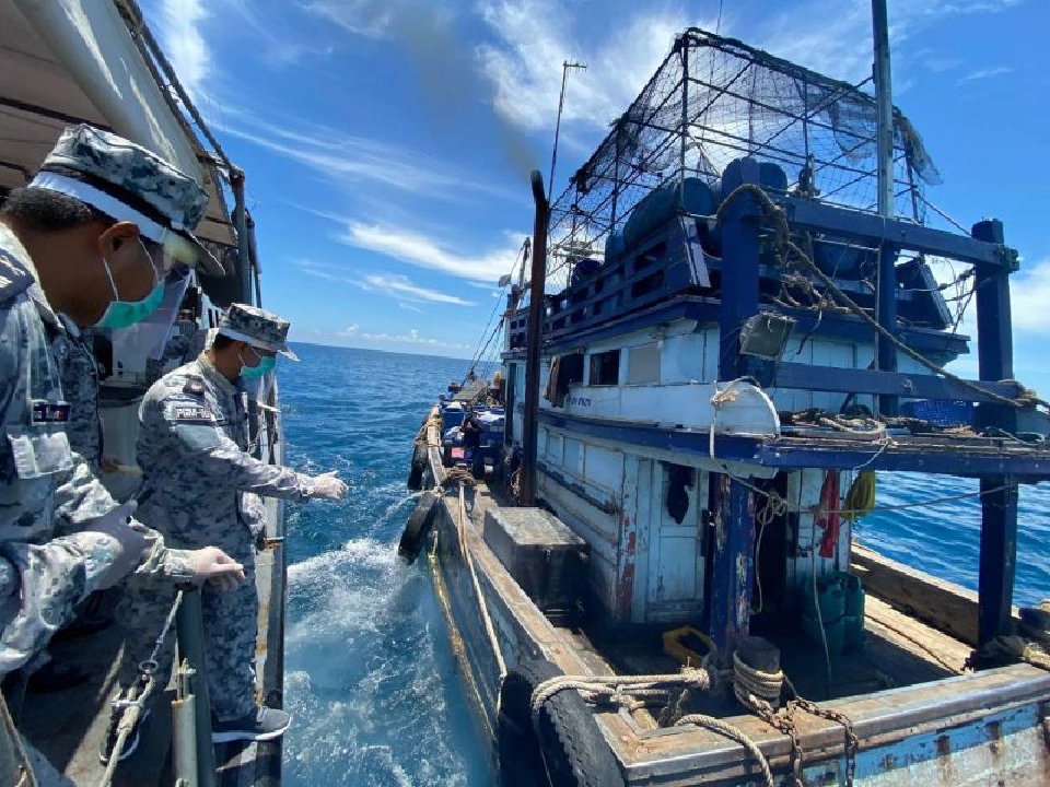 เรือ ต.96 ช่วยชีวิตไต๋เรือโชคกิตติศาสน์ขึ้นฝั่งปลอดภัย