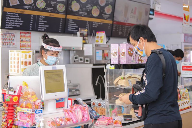 เพิ่มมาตรการเข้ม  วัดไข้ เว้นระยะห่าง  ป้องโควิด-19 