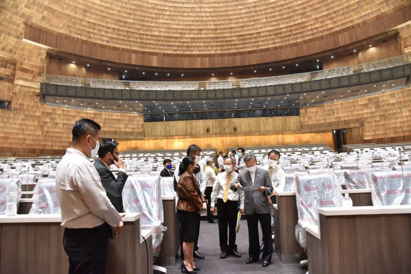 "ชวน" ตรวจห้องประชุม พระสุริยัน เพื่อดูการรักษาระยะหางในสมัยเปิดประชม