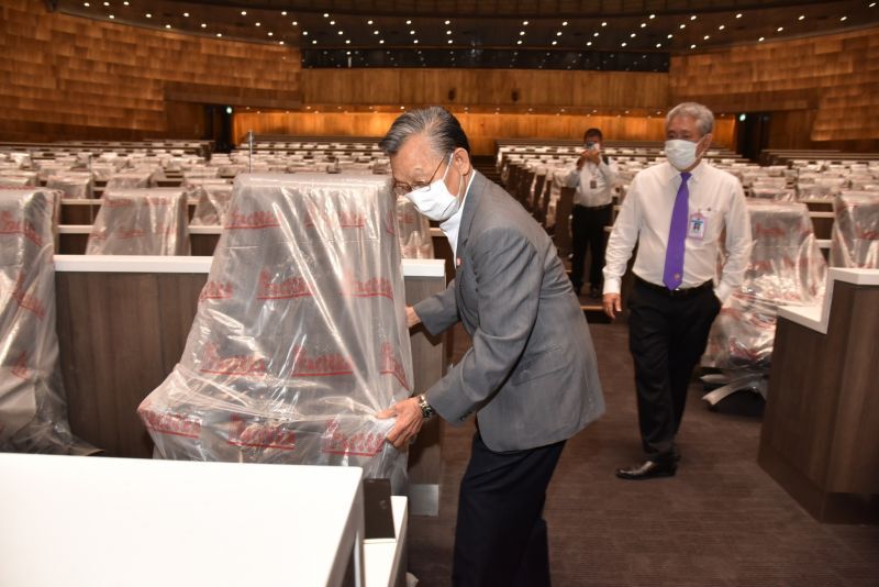 "ชวน" ตรวจห้องประชุม พระสุริยัน เพื่อดูการรักษาระยะหางในสมัยเปิดประชม