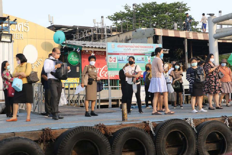 โดยสารสาธารณะพร้อมใจจัดระเบียบป้องกันโควิด-19