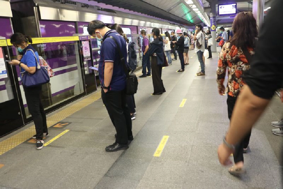 โดยสารสาธารณะพร้อมใจจัดระเบียบป้องกันโควิด-19