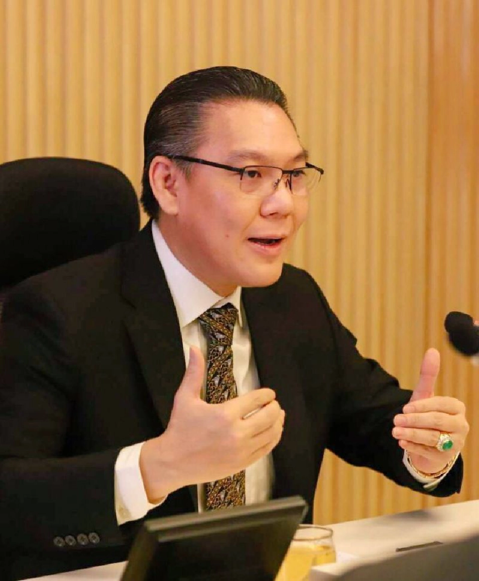 นายชาญกฤช เดชวิทักษ์