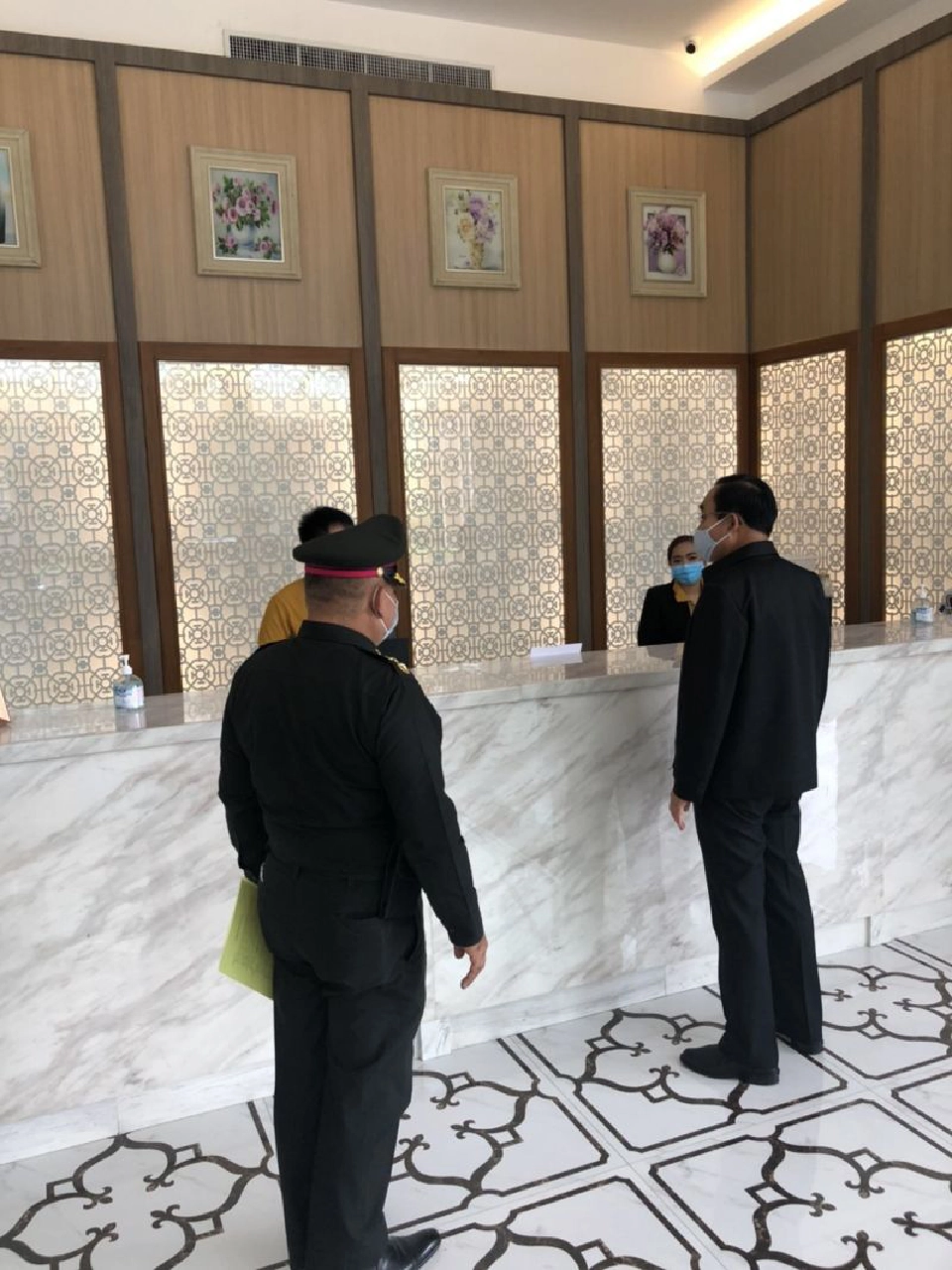 นายก ลงพื้นที่-เยี่ยมโรงแรมผู้กักตัว