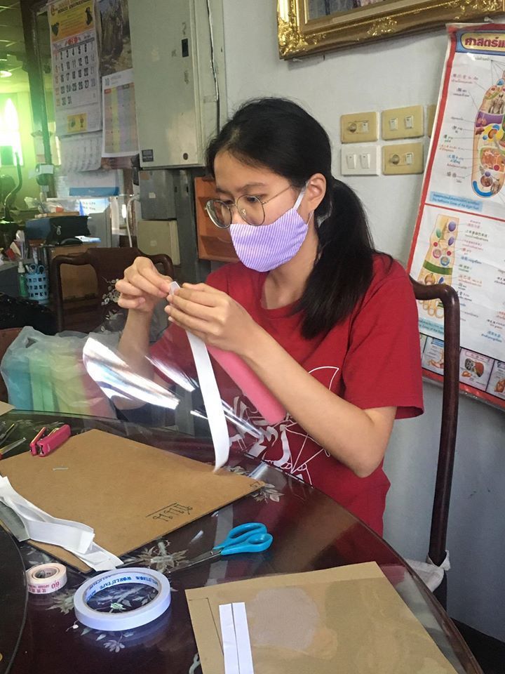 มจธ.ชวนนศ.ผลิต Face Shield มอบร.พ.ใกล้บ้าน