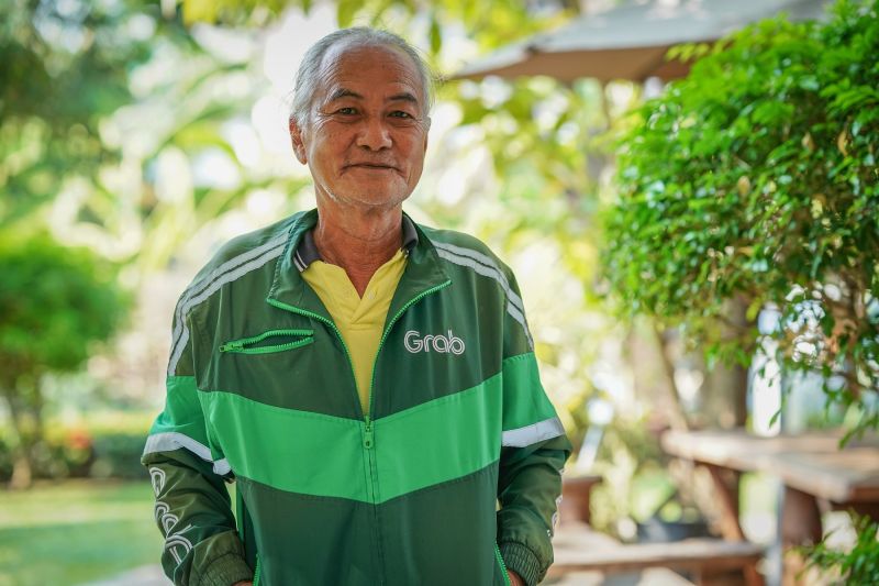 ลุงวัย 65 ฮึดสู้วิกฤติ ผันตัว “ขับแกร็บส่งอาหาร”