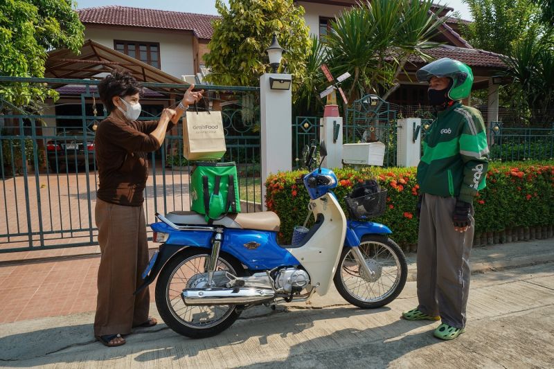 ลุงวัย 65 ฮึดสู้วิกฤติ ผันตัว “ขับแกร็บส่งอาหาร”