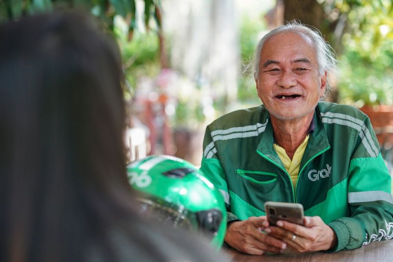 ลุงวัย 65 ฮึดสู้วิกฤติ ผันตัว “ขับแกร็บส่งอาหาร”