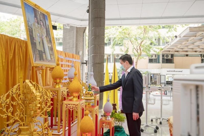 "ในหลวง-พระราชินี”พระราชทานเครื่องมือแพทย์แก่คณะแพทย์ ร.พ.รามาฯ
