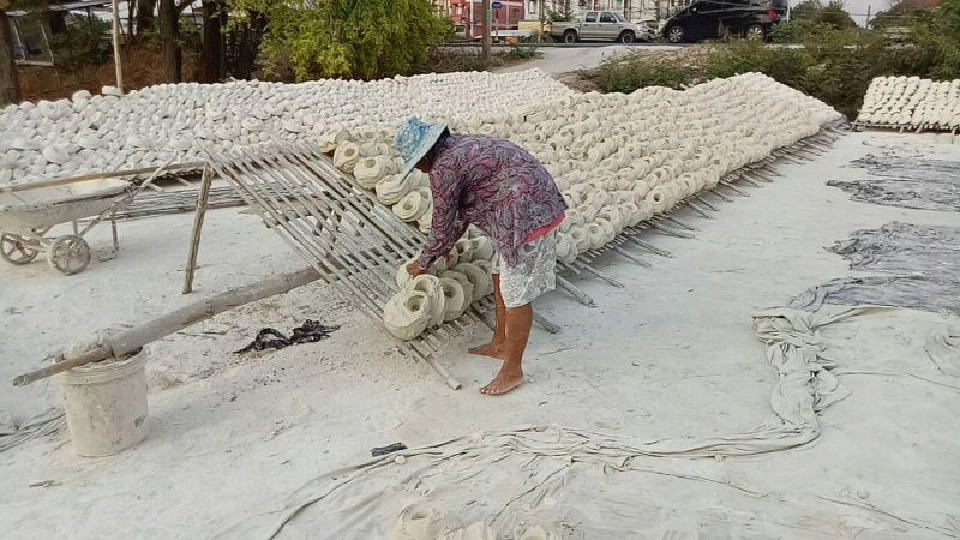 เลื่อนสงกรานต์ ผู้ค้าดินสอพองลพบุรีอ่วม