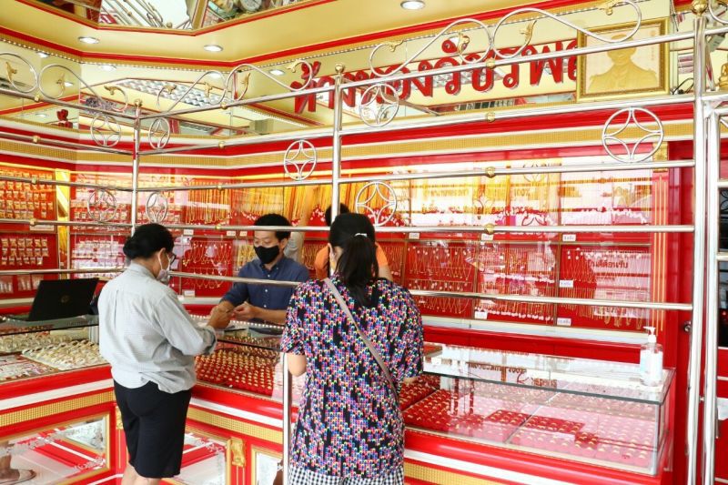แห่ขายทองหลังราคาพุ่ง ขึ้น-ลง 10 รอบบวก 400 บาท