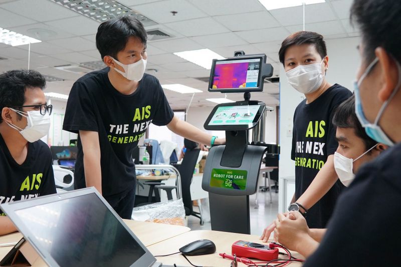 เอไอเอส ส่งหุ่นยนต์ 5G ช่วยหมอดูแลผู้ป่วยโควิด