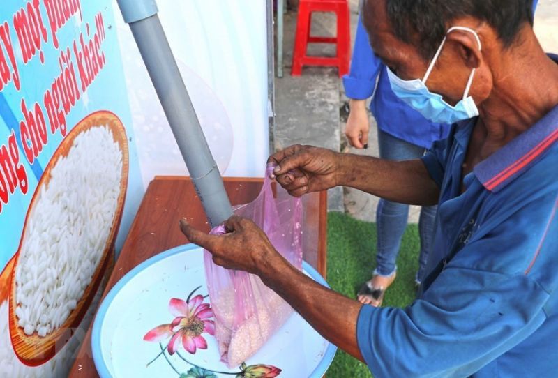 คนจนกดฟรี “เอทีเอ็ม” ข้าวสาร ผุดทั่วเวียดนาม