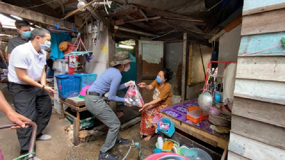 “ตั๊น จิตภัสร์”มอบถุงยังชีพชุมชนหมอเหล็ง ชง รัฐเร่งสร้างอาชีพ ฟื้นฟูหลังวิกฤติโควิด