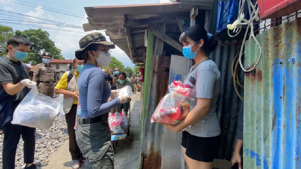 “ตั๊น จิตภัสร์”มอบถุงยังชีพชุมชนหมอเหล็ง ชง รัฐเร่งสร้างอาชีพ ฟื้นฟูหลังวิกฤติโควิด
