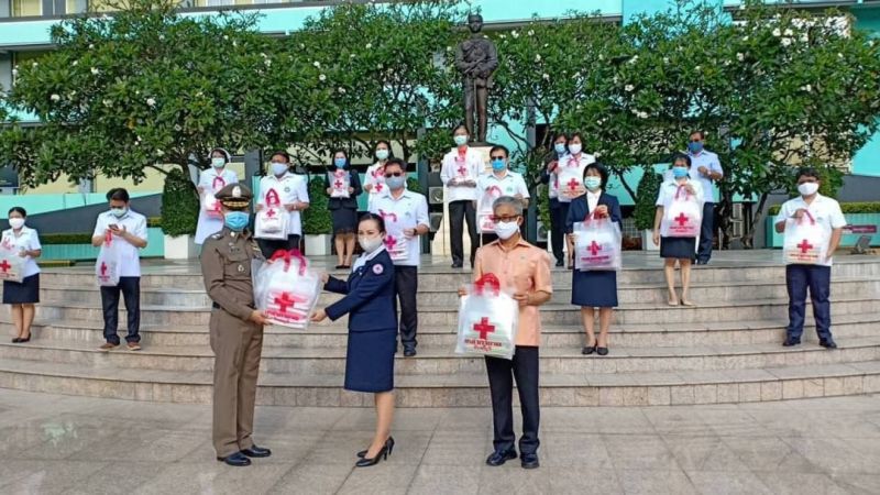 สภากาชาดระดมแจกถุงยังชีพช่วยปชช.ถูกปิดหมู่บ้าน