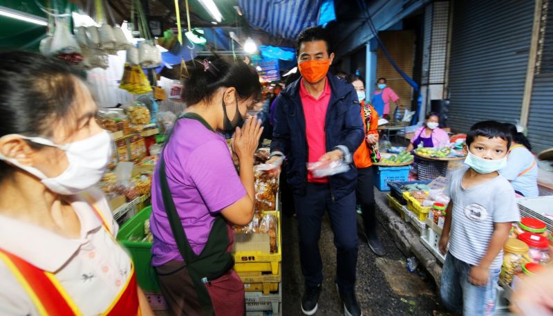 “เทวัญ”ลุยโคราชแจกหน้ากาก-แอลกอฮอล์