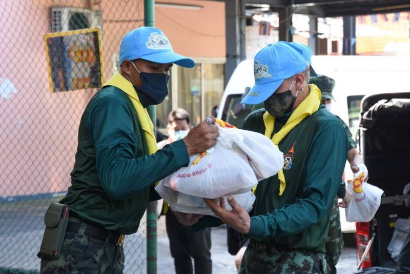 กองทัพบก ร่วมมือ CPF ส่งอาหารช่วยชุมชนคลองเตย