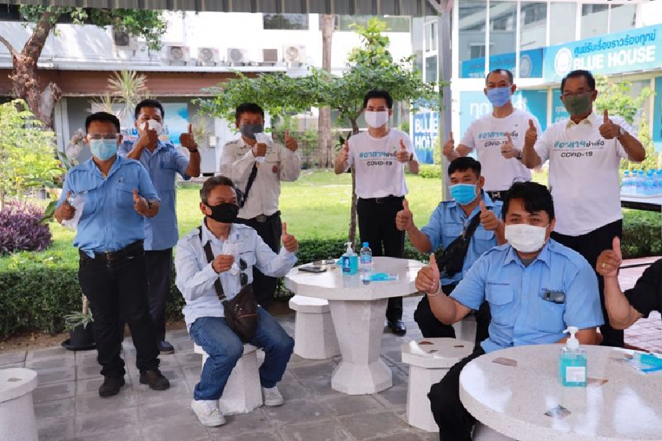 ปชป.- มูลนิธิ ม.ร.ว.เสนีย์ ปราโมช เปิดบริการฉีดพ่นน้ำยาฆ่าเชื้อโควิด-19  ในรถผ่านแอพ QueQ ฟรี!!