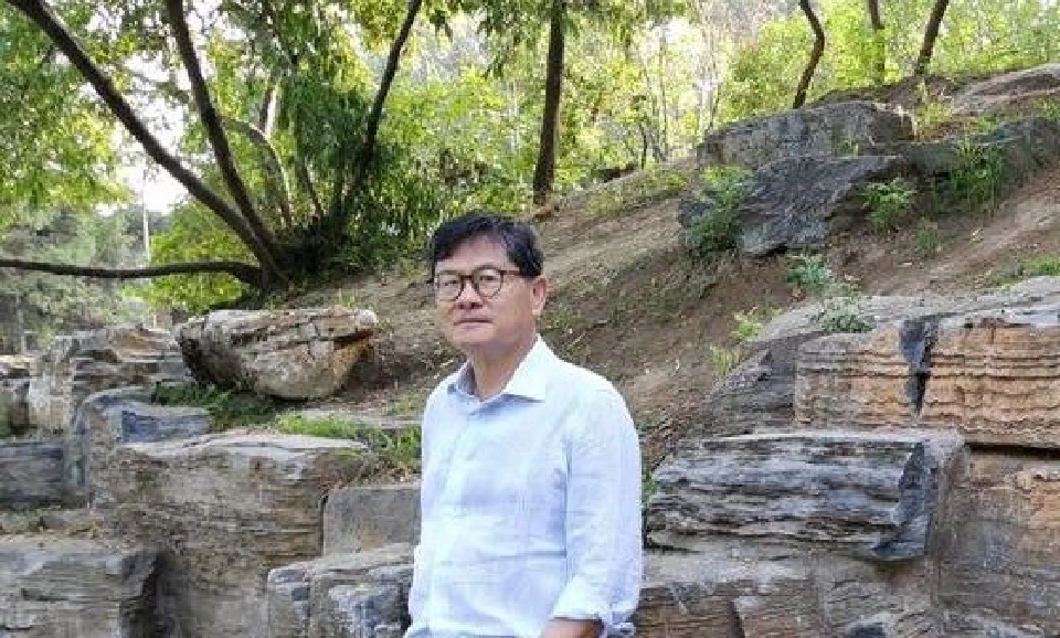  ศ.ดร. เอนก  เหล่าธรรมทัศน์