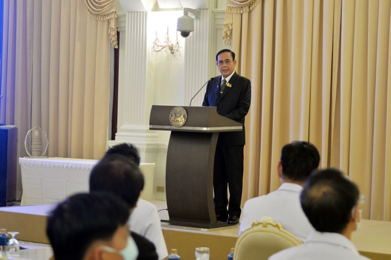 นายกฯมอบกรมธรรม์ประกันภัยให้กับบุคลาการทางการแพทย์